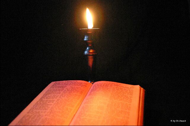 Lesen bei Kerzenschein